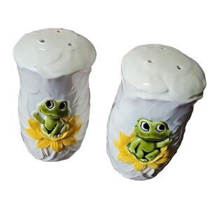 1976 Sears & Roebuck White 3D Ceramic Salt Pepper Shakers  Neil The Frog Lilypad